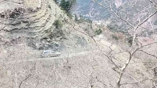 Άγραφα: Νεκροφόρα πήρε λάθος δρόμο λόγω GPS και κόλλησε στις λάσπες - Περίμενε η οικογένεια για την κηδεία