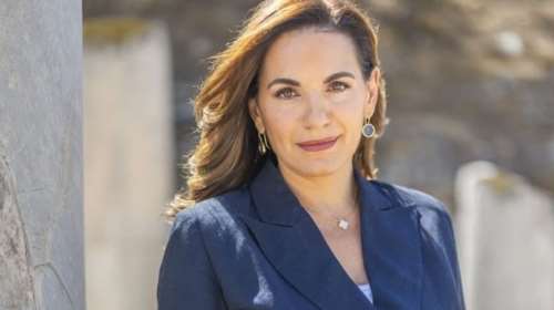 Chic και φθινοπωρινή η Όλγα Κεφαλογιάννη σε εγκαίνια έκθεσης - Με οne shoulder φλοράλ τοπ και μαύρο παντελόνι