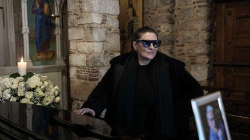 Θεοδώρα Βουτσά: Συγκλονισμένη με την αδερφή της στο λαϊκό προσκύνημα του πατέρα της