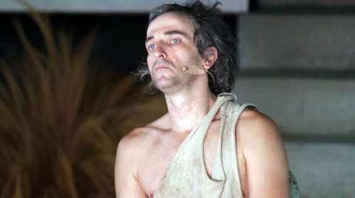 Τι γυρεύει ο Άρης Σερβετάλης με πατερίτσες και κολάν στο κέντρο της Αθήνας;