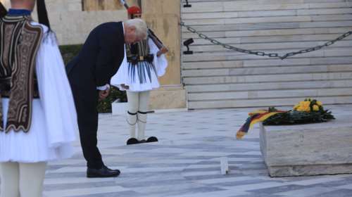 Στην Αθήνα ο Γερμανός πρόεδρος Σταϊνμάιερ – Κατέθεσε στεφάνι στο Μνημείο του Αγνώστου Στρατιώτη [εικόνες]