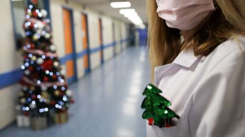 "Εορταστική συνωμοσία" γιατρών και νοσηλευτών στον καιρό του κορονοϊού-Γίνονται φίλοι και συγγενείς των ασθενών