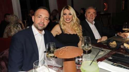 Κωνσταντίνα Σπυροπούλου | Η σπάνια φωτογραφία με τον Βλάσση της - Καστανός με μπούκλες