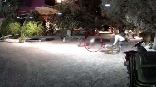 Αίγινα: Νέα βίντεο ντοκουμέντο από τη δολοφονική επίθεση σε μητέρα και γιο - Ο άγριος ξυλοδαρμός