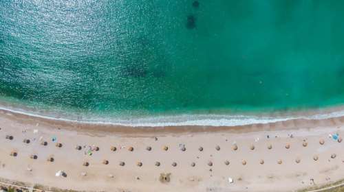 Έτοιμη για το καλοκαίρι η παραλία της Γλυφάδας: Με νέες ομπρέλες και φρέσκια άμμο θα υποδεχτεί τους Αθηναίους [Εικόνες]