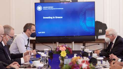 Συνάντηση Μητσοτάκη με Τσαρλς Νταλάρα του επενδυτικού ομίλου Partners Group και τον CEO της Pharmathen