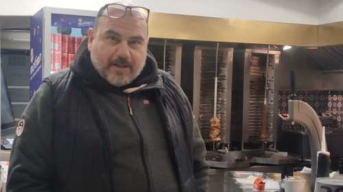 Το &quot;ηρωικό&quot; σουβλατζίδικο της Σαντορίνης που μένει ανοιχτό παρά τους σεισμούς: Δεν κλείνουμε, πρέπει κάπου να φάνε οι άνθρωποι