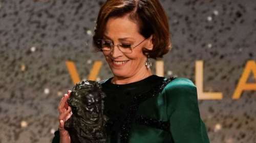 &quot;Πολύπλευρη, χαρισματική&quot;- Η Σιγκούρνι Γουίβερ τιμήθηκε στα ισπανικά Βραβεία Γκόγια