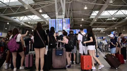 Aεροπορικά ταξίδια: Τι αλλάζει για χειραποσκευές και υγρά, τι ισχύει για αιχμηρά αντικείμενα