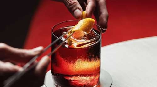 Ψύχωση με το γλυκόπικρο cocktail της εποχής: Γιατί όλοι πια πίνουν Negroni;