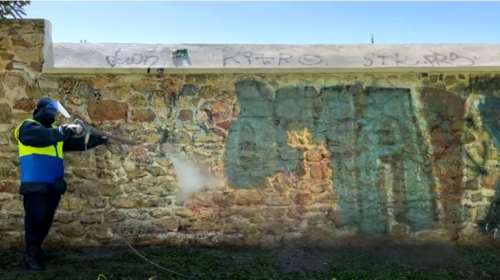 Αντι-γκράφιτι παρέμβαση στην Ερμού από τον Δήμο Αθηναίων: Kαθαρίζουμε συνθήματα και μπογιές, κρατάμε τα έργα της street art