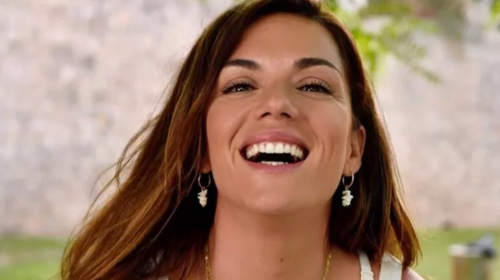 Η κόρη της Βάσως Λασκαράκη χαλαρώνει στο υπέροχο σαλόνι τους - Γεμάτο χρώματα και βιβλία