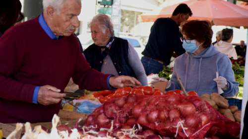 Παραμένουν ανοικτές οι λαϊκές αγορές - Τι δεν θα πωλούν από αύριο