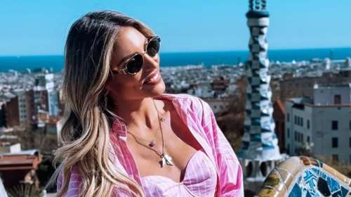 Αθηνά Οικονομάκου: Αγκαλιά με την κούκλα κόρη της στην παράσταση χορού της