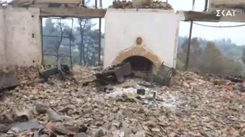 Εύβοια: Κάηκε το σπίτι του τραγουδοποιού Κώστα Χατζή στο Καστρί - Οι πύρινες φλόγες σάρωσαν τα πάντα