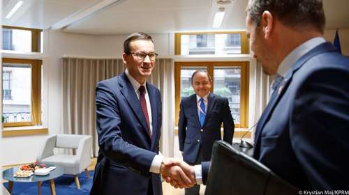 Χωρίς μάσκες και με χειραψίες στη Σύνοδο Κορυφής οι &quot;απείθαρχοι&quot; του Βίσεγκραντ [εικόνες]