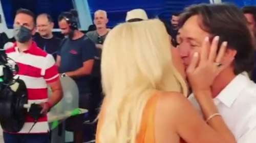 Love is in the air: Η Ελένη Μενεγάκη στην αγκαλιά του Μάκη Παντζόπουλου με θέα την πανσέληνο [Εικόνες]