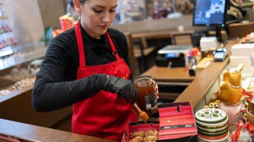 Σε εορταστικούς ρυθμούς η αγορά – Ξεκινούν καλάθια Χριστουγέννων και Αϊ Βασίλη - Στις 12 Δεκεμβρίου το εορταστικό ωράριο