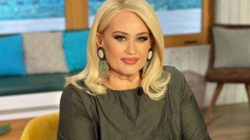 H Άση Μπήλιου φόρεσε το σατέν κιμονό με τον πιο cool τρόπο - θηλυκό και stylish