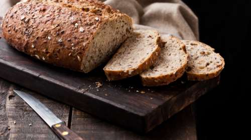 Συνταγή για ψωμί χωρίς αλεύρι: Το υγιεινό ψωμί με λιναρόσπορο που &quot;κρατάει&quot; μέρες στο ψυγείο