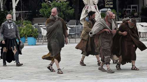 Οδύσσεια: Σουρεαλιστικές σκηνές με αρχαίους Ελληνες και Τρώες στην καθημερινότητα της Μεθώνης [Εικόνες]