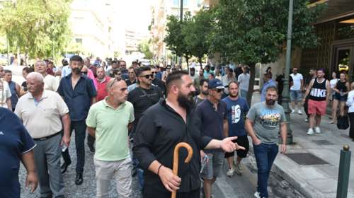 Διαμαρτυρία κτηνοτρόφων κοντά στο Μέγαρο Μαξίμου: Ζητούν από την κυβέρνηση να δώσει λύση στα προβλήματα του κλάδου