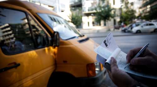 Σύγκρουση σχολικού λεωφορείου με ΙΧ στη Σταυρούπολη Θεσσαλονίκης