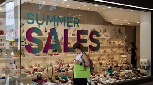 Θερινές εκπτώσεις: Υψηλές θερμοκρασίες και χαμηλοί τζίροι - Προβληματισμός στους εμπόρους