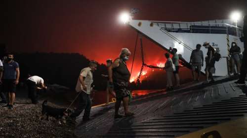 Φωτιά στην Εύβοια: Ακόμα 9 πολίτες μεταφέρθηκαν με πλωτό του Λιμενικού από την παραλία Μαύρικα
