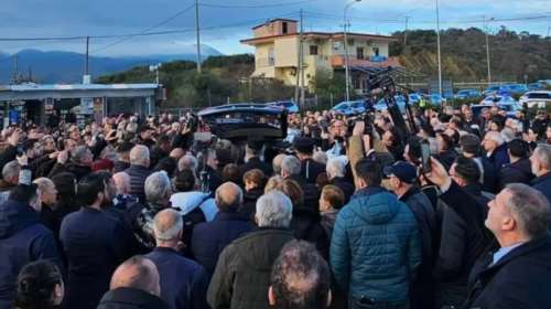 Αλβανία: Πλήθος κόσμου αποχαιρετά τον μακαριστό Αρχιεπίσκοπο Αναστάσιο στην πορεία προς τα Τίρανα [βίντεο]