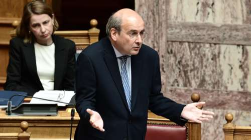 Χατζηδάκης: Τα μνημεία των ηρώων δεν είναι χώροι για διαμαρτυρίες - Είμαι κατάπληκτος από τις αντιδράσεις