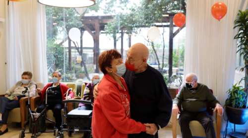 Συγκίνηση στο Ισραήλ: Συνταξιούχοι έκαναν πάρτι σε γηροκομείο μετά τον εμβολιασμό τους με τη δεύτερη δόση [Εικόνες]