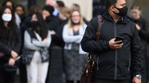 Βρετανία: Επιπλέον μέτρα για την αντιμετώπιση της Ομικρον - Επέκταση της 3ης δόσης στους άνω των 30