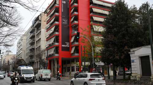 Το γιγαντιαίο μαύρο πανό για την τραγωδία στα Τέμπη στα γραφεία του ΣΥΡΙΖΑ στη Κουμουνδούρου- Και σήμα στο πέτο του Κασσελάκη