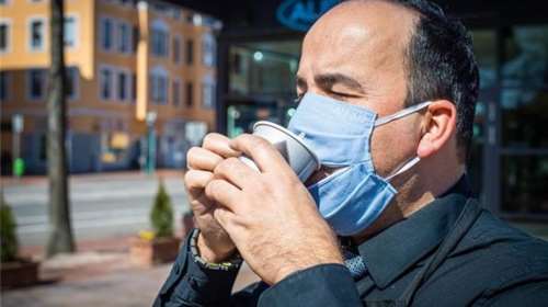 Viral η μάσκα με φερμουάρ για τον κορονοϊό: H απίστευτη πατέντα Έλληνα ομογενή στη Γερμανία [βίντεο]