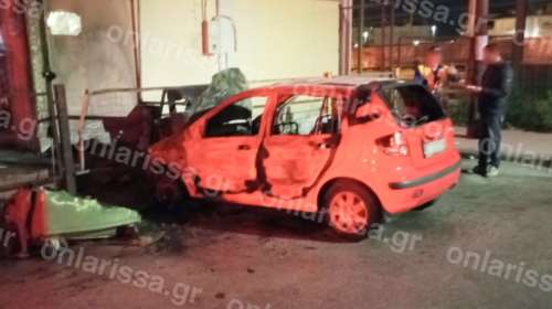 Λάρισα: Με σοβαρά τραύματα στο κεφάλι οι δύο 19χρονοι μετά από τροχαίο - Αυτό είναι το μοιραίο αυτοκίνητο που πήρε φωτιά