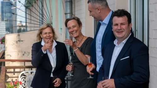 Σάλος με την υπ. Εσωτερικών της Γερμανίας για τη φωτογραφία με τη σαμπάνια στο Κίεβο: &quot;Σίγουρα δεν ήταν κατάλληλο&quot;