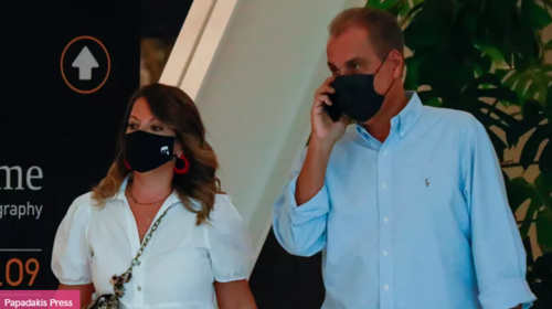 Νίκος Στραβελάκης: Σπάνια έξοδος του παρουσιαστή με τη σύζυγο και τον γιο του