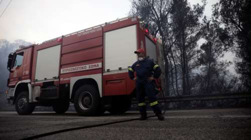 Φωτιά στην Εύβοια: Ανατράπηκε πυροσβεστικό όχημα - Ένας τραυματίας πυροσβέστης