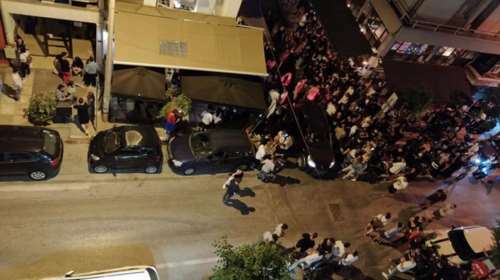 Αξεπέραστη Θεσσαλονίκη: Πάλι συνωστισμός έξω από μπαρ, μουσική έπαιζε από ...ΙΧ [εικόνες - βίντεο]
