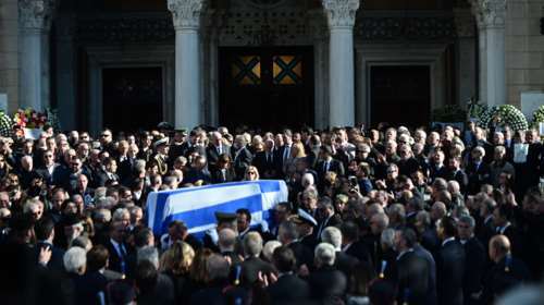 Το πολύ αιχμηρό σχόλιο της Καθημερινής για την απουσία Καραμανλή - Σαμαρά από την κηδεία Σημίτη: &quot;Πολιτικός κανιβαλισμός&quot;