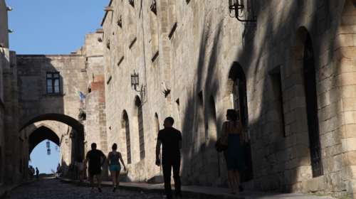 Ρόδος: Μάχη για να κρατηθεί στη ζωή δίνει 18χρονη τουρίστρια που έπεσε από ταράτσα βίλας