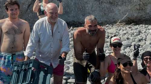 Ο Γιώργος Παπανδρέου μάζεψε σκουπίδια από παραλία της Αίγινας - Για την Παγκόσμια Ημέρα Περιβάλλοντος