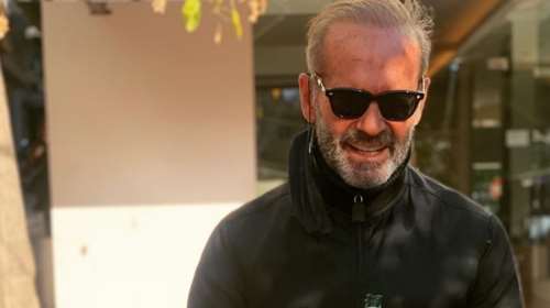 Πέτρος Κωστόπουλος: Κομψός στο Κολωνάκι - Εξόρμηση σε αγαπημένο στέκι του για φαγητό