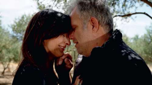 Η Γη της Ελιάς | Όλοι μαθαίνουν για τον δεσμό Ιουλίας &amp; Στάθη!