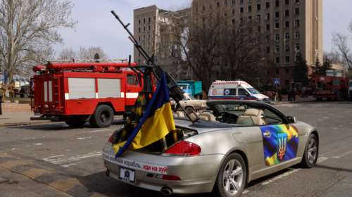 Ουκρανία: Σε πολυτελές κάμπριο BMW &quot;φόρεσαν&quot; πολυβόλο από ρωσικό τανκ - &quot;Ρωσικό πολεμικό πλοίο, άντε γ......&quot; [Βίντεο]