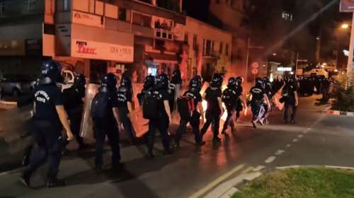 Χάος στη Λεμεσό: 5 τραυματίες, 13 συλλήψεις και μεγάλες ζημιές σε διαδήλωση κατά των μεταναστών [βίντεο]