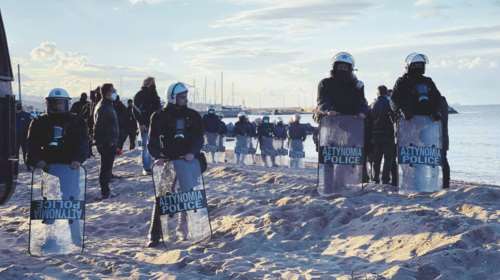 Μάχη για τους αμμοκράτες στη Χαλκιδική: Ενταση με τα ΜΑΤ πάνω στην παραλία [εικόνες]