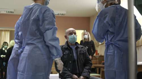 Συγκινητικές μαρτυρίες: Η πανδημία του κορονοϊού μέσα από τα μάτια ηλικιωμένων σε ΚΑΠΗ