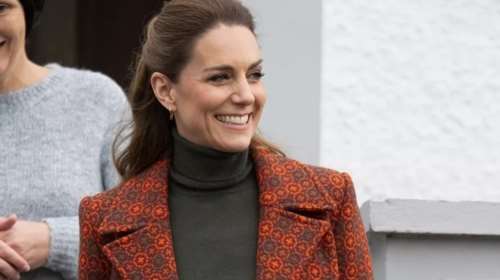 Kέιτ Μίντλετον: Με το πιο ιδιαίτερο παλτό που έχει φορέσει ποτέ &amp; με το παντελόνι της Victoria Beckham